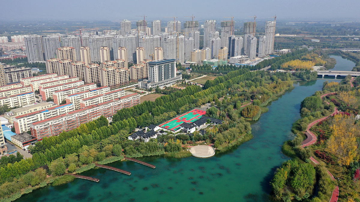 2020年10月18日,河南许昌,航拍建安区北海公园,城水相依,风景迷人.