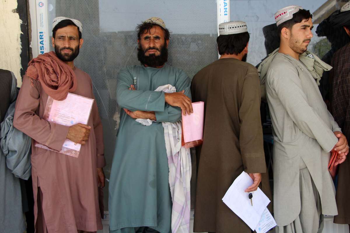 Bagaimana hukum menerima sesuatu seperti pakaian perhiasan dlsbgy dari orng yg blm halalbukn mahramnya