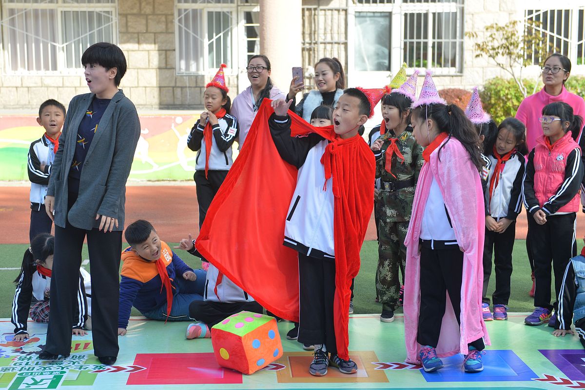 2017年11月8日,在青岛杭州路小学校园操场上,寓教于乐的"消防益智棋"