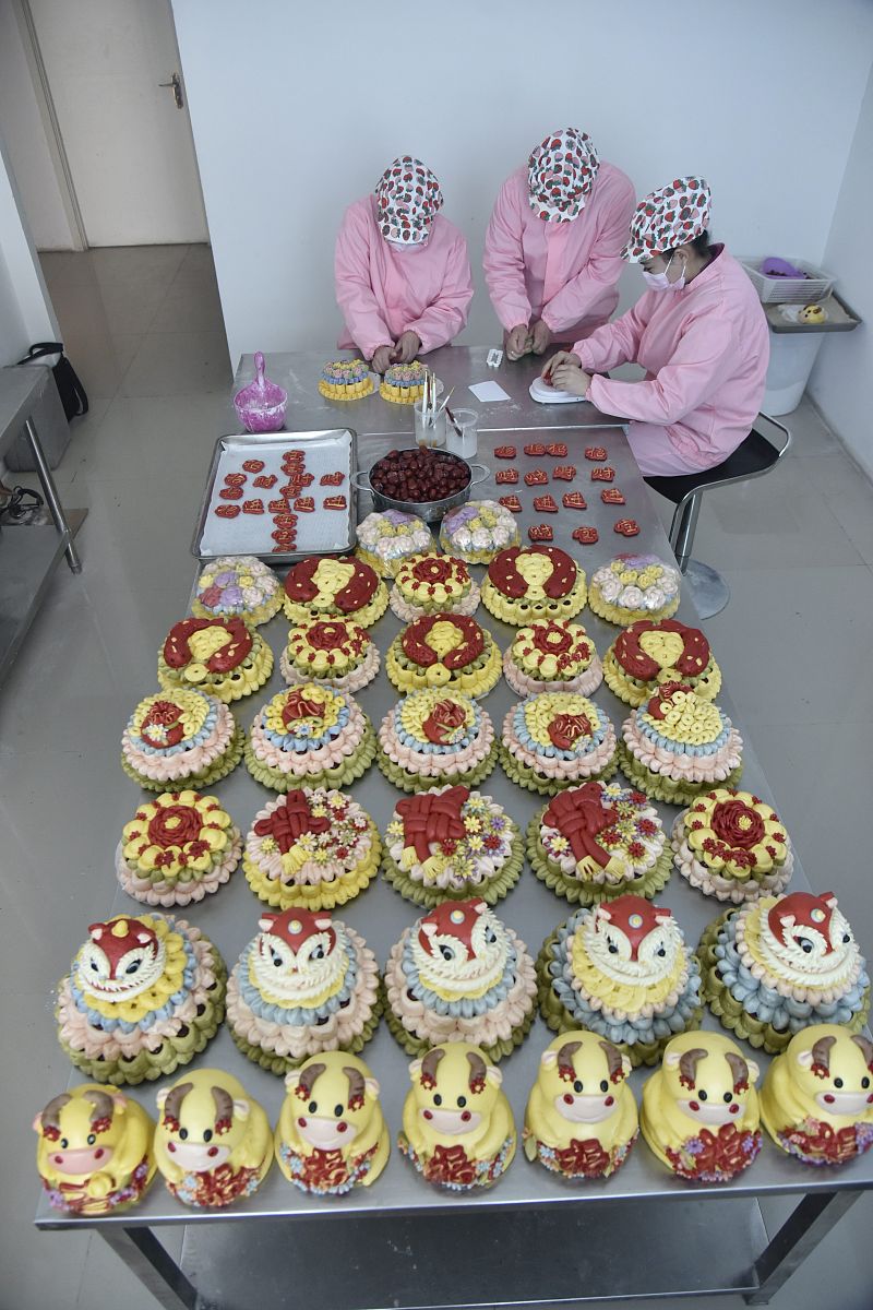 2021年1月18日,山东聊城,在茌平区一家花糕制作店,工人在忙着加工制作