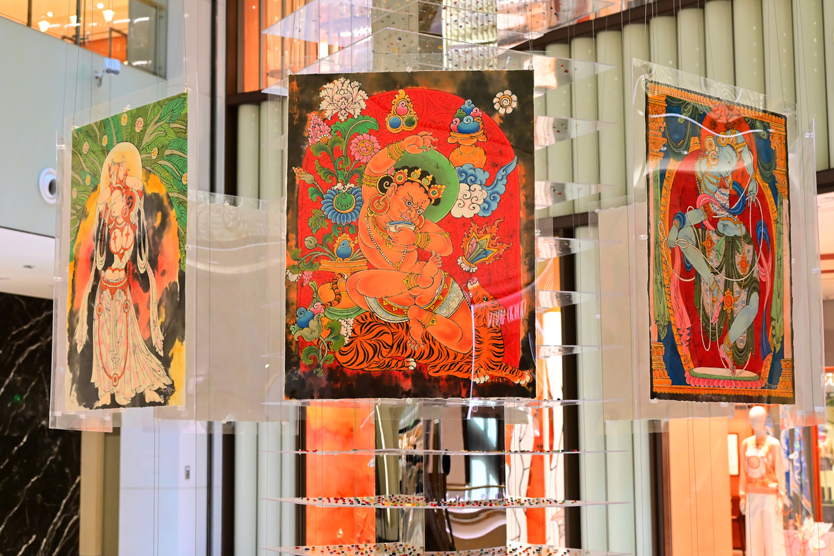 朱鹮与植物图案丝巾：传承中国传统文化的家用纺织品