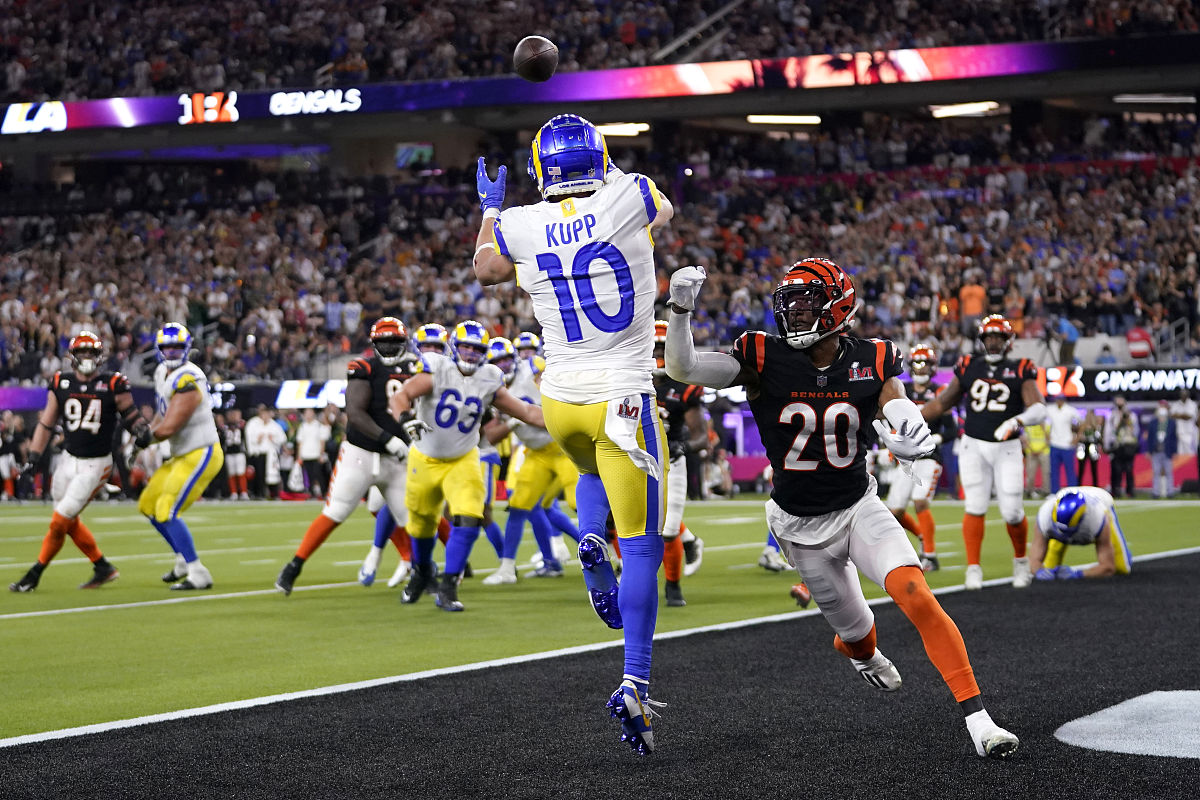los angeles rams wide receiver cooper kupp (10) catches a touchd