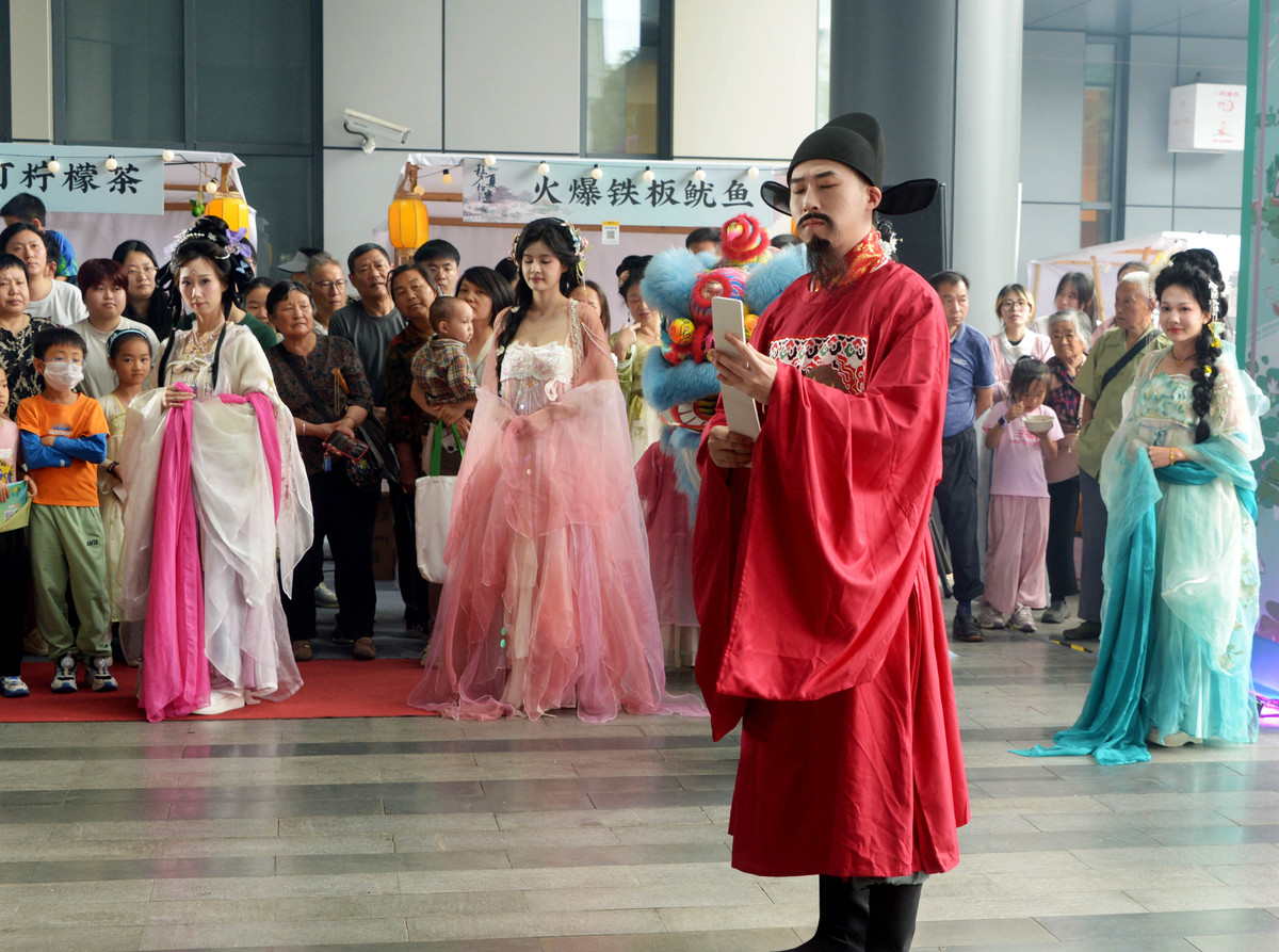设计一个宋朝名人的cosplay show要有八个出场的演员请设计一下脚本。前面的不满意才请再设计一个版本。请以古代人穿越到现代的形式来呈现