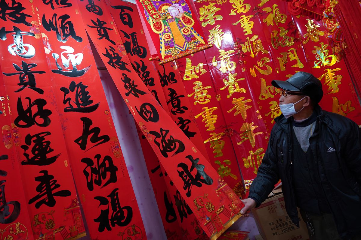 2021年1月29日,广西桂林,新春将至,市民采购年货.