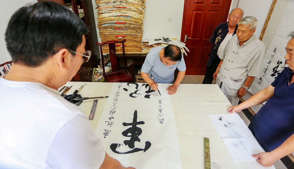 2020年7月29日,河北邯郸鸡泽县退伍老兵参加书法活动迎接中国人民解放