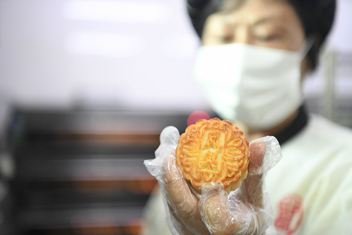2020年9月18日,海南三亚,工作人员在制作月饼.