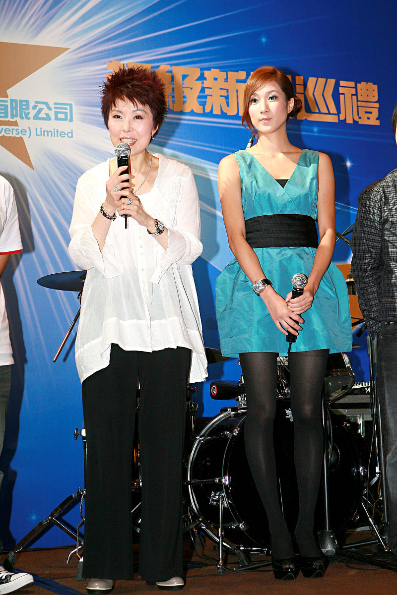 2008年8月7日,香港,"星娱乐2008-2009年度超级新巡礼".钟嘉欣(右),关