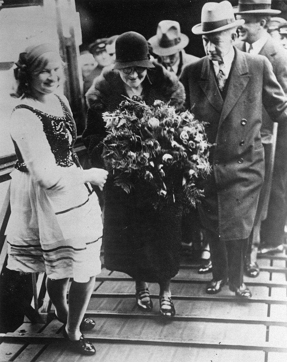 marie curie arrives in the habour of new york (steam boat ile de