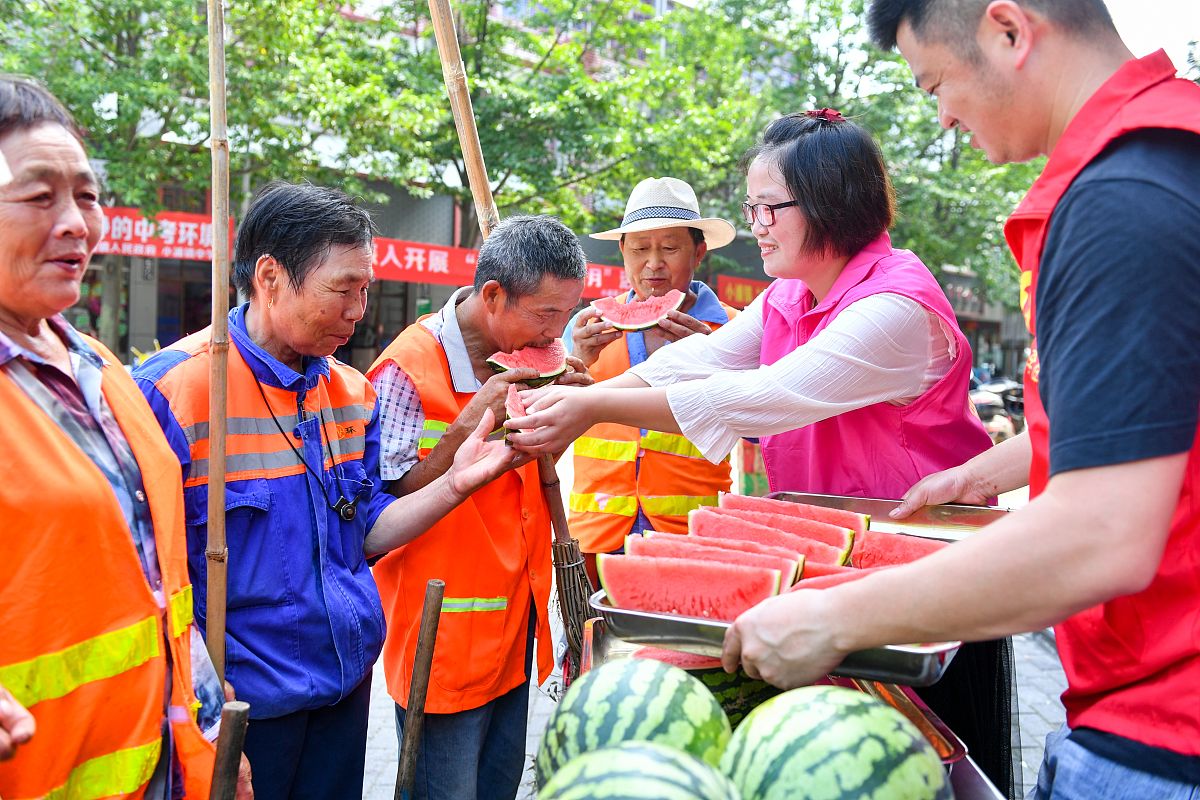 公司夏日送清凉活动：爽口西瓜，清凉一夏！