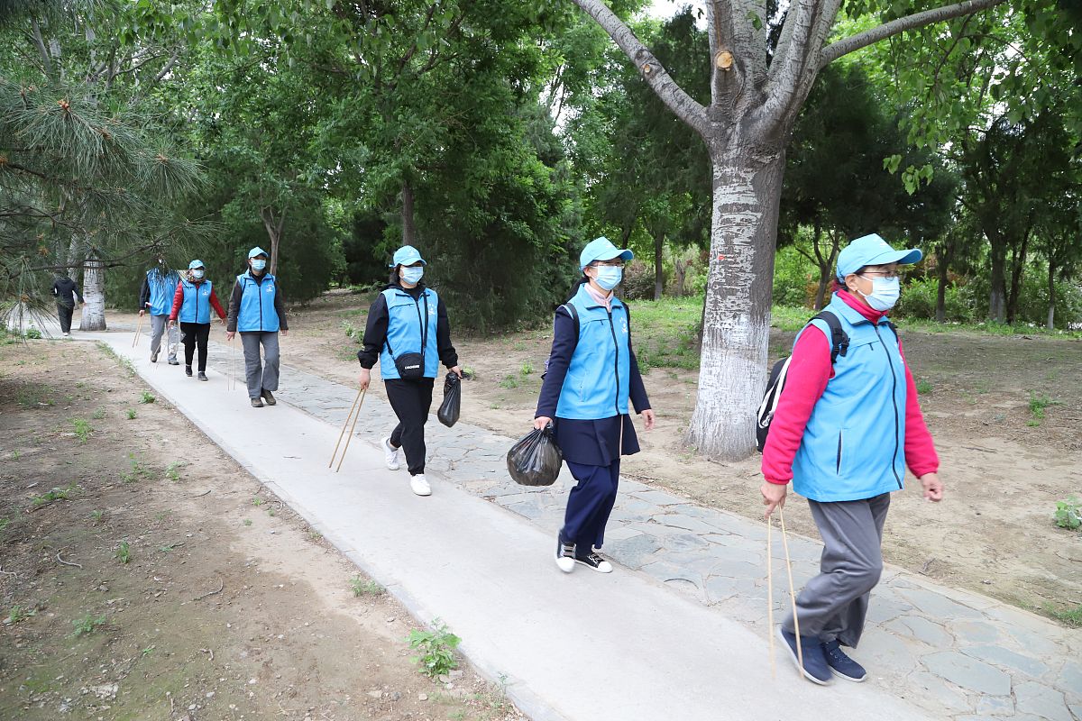 志愿者助力山区防火：分发宣传单、宣讲知识、巡逻守护