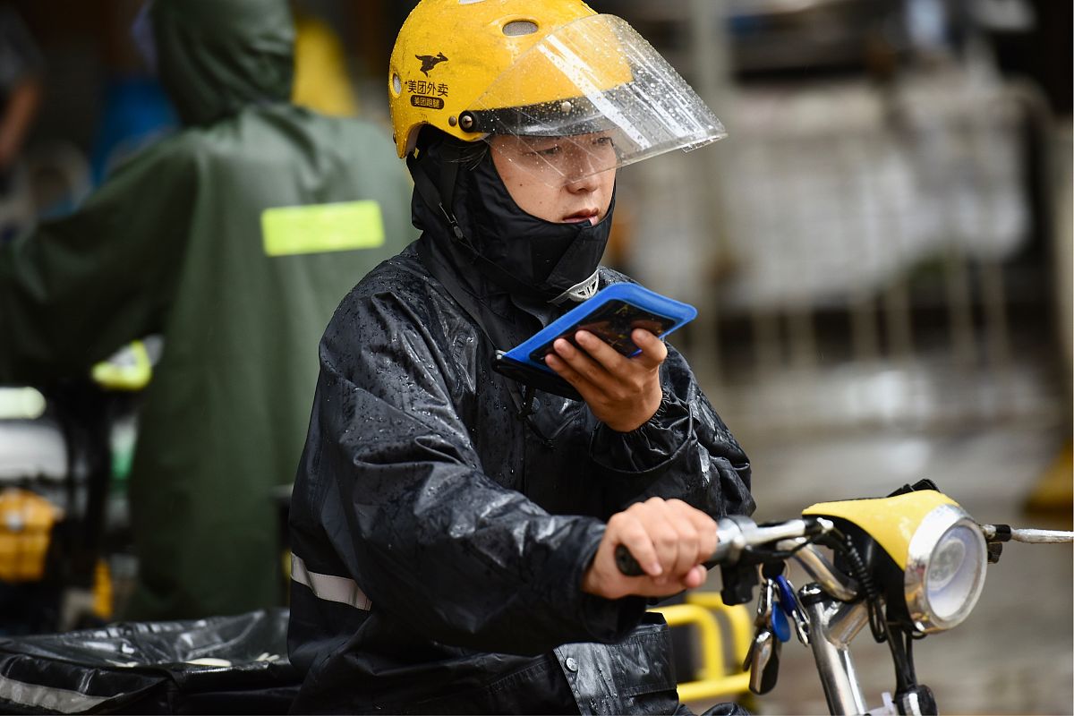 外卖小哥送餐后变身灭火英雄，网友：又是被外卖小哥感动的一天！