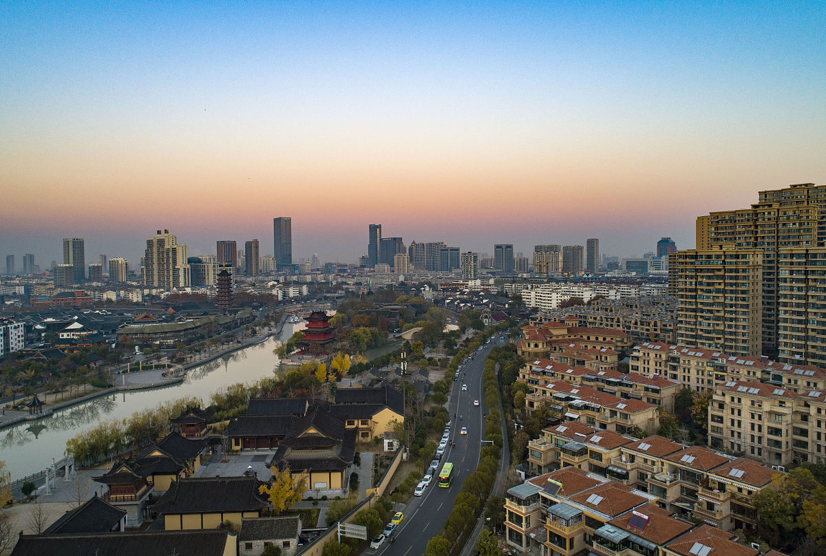 2019年12月4日,江苏省淮安市,航拍晨光中的里运河.