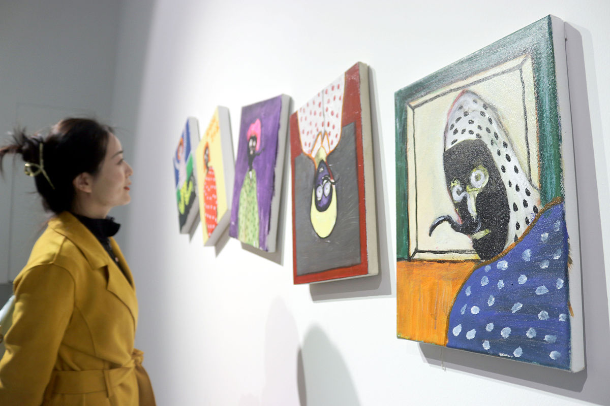 认为艺术治疗实际上是艺术在心理治疗领域中的一种有效应用通过艺术创作受治疗者会得到自身独立创作出的艺术作品而艺术作品本身以及在艺术作品影响下产生的内心联想则会帮助受治疗者更好的维持住内心世界与外在世界的平衡实现内在与外在的一致进而达到预防的效果进行扩写