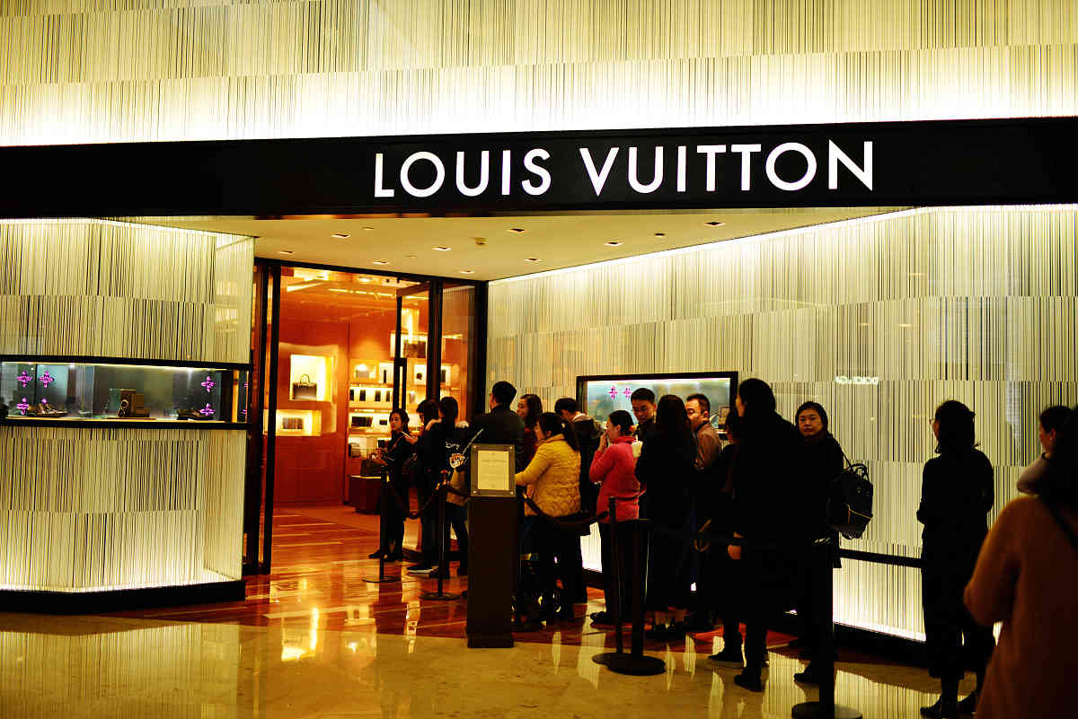 简化下列文章到700字：时尚 LVMH总裁访华是中国奢侈品市场的新机遇吗？LVMH集团首席执行官Bernard Arnault以及旗下多个奢侈品牌高层在中国进行市场走访同行的还有他的女儿Delphine Arnault和儿子Jean Arnault。从27日到29日他们到访了北京、成都和上海。北京6月27日有网友恰巧偶遇Bernard Arnault现身北京开启在华巡店之旅。这也是这位全球首富在