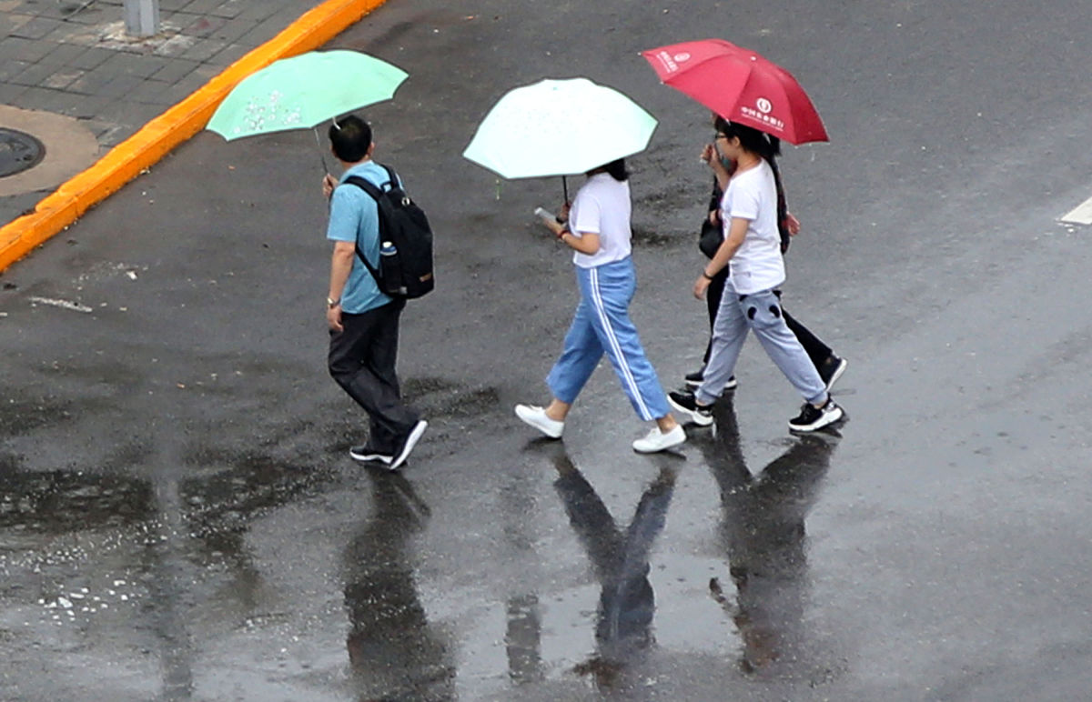 今天小明情绪不好他对小红说因为淋过雨请帮小红回答小明