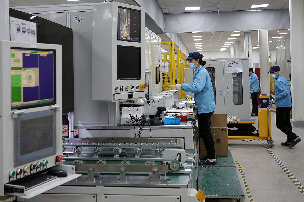 一名外贸业务实习生请写1500字的实习总结内容包括机械设备产品的学习、客户开发方法如tik tok、ins、youtobe、facebook、领英等；外贸单据的学习；阿里巴巴国际站的学习；要侧重总结实习中运用所学知识分析解决问题的方法和自己获得的经验体会自己所掌握的理论知识与实践的差距今后应努力的方向