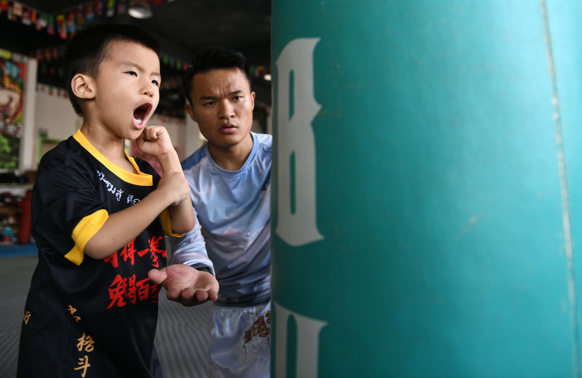 光伏电站是利用太阳能将光能转化为电能的设施是清洁能源的重要组成部分。然而光伏电站的安全生产管理非常重要因为光伏电站涉及到高温、高压、高辐射等危险因素如果管理不善可能会造成严重的事故威胁到人们的生命财产安全。因此本课件将以光伏电站安全生产管理情况为主题从安全生产管理体系、事故预防控制、应急管理等方面进行详细介绍和分析。第一部分：光伏电站安全生产管理体系1 安全生产管理体系的概念和重要性2 光伏电站安