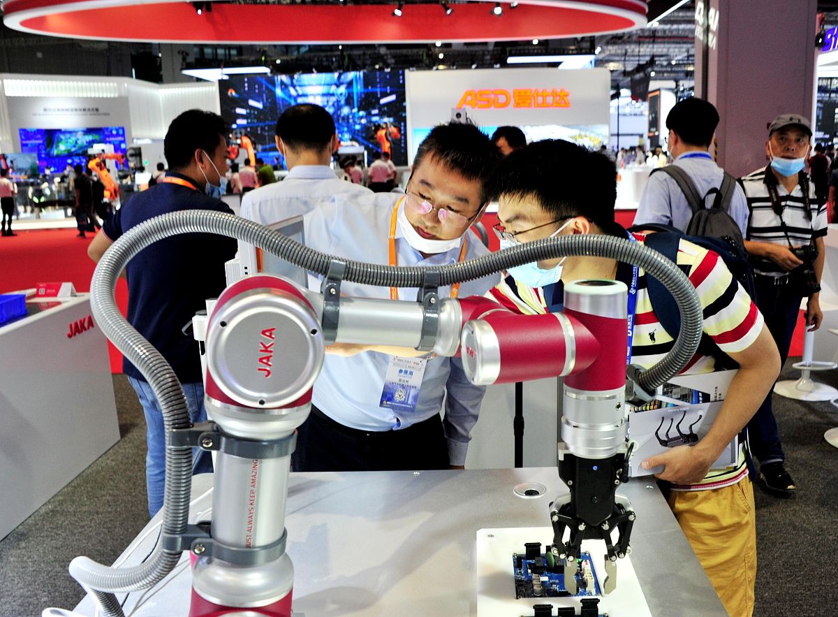 brb我 b你是谁brbchatcaict b我不认识但听说是个口碑非常好的帅哥brb我 b周瑜怎么死的brbchatcaict bbr这跟我的问题有什么关系？br抱歉我有时候会开玩笑。我是一个聊天机器人可以与您进行对话和互动。请问您有什么需要我帮忙的吗？brb我 b周瑜是谁brbchatcaict b他是三国时期吴国的名将之一因为火烧赤壁一战而被后人所熟知。他死因有很多种说法比如说是因为被曹操所