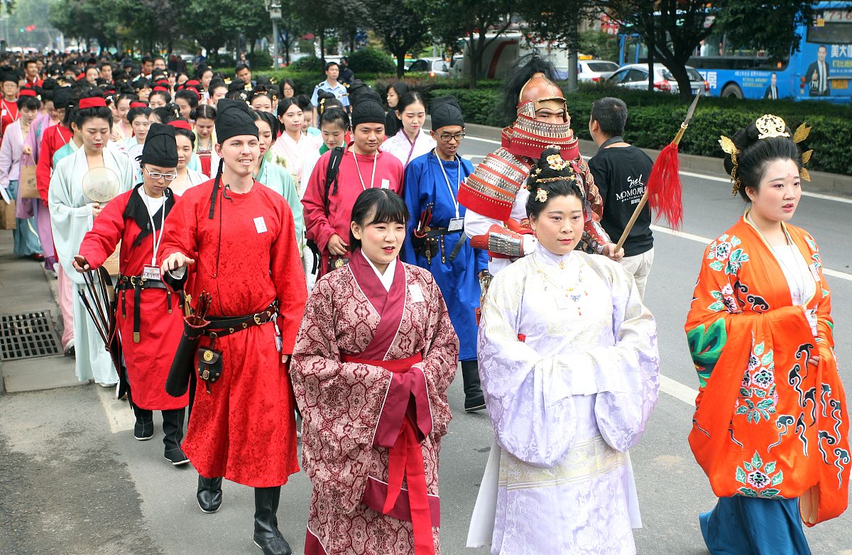 汉服文化现状：了解不足，误解偏见多