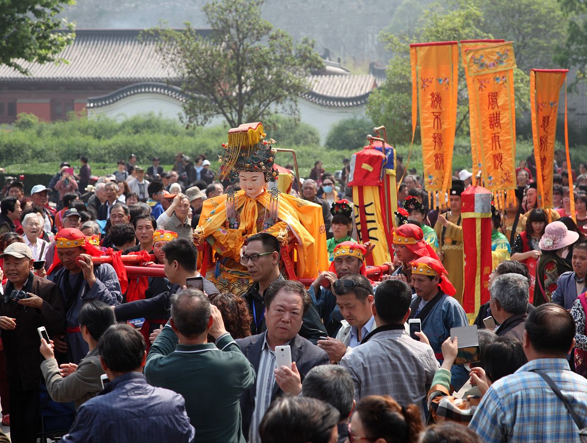 2016年4月29日,南京,演员们抬着妈祖塑像在南京天妃宫附近踩街巡游.