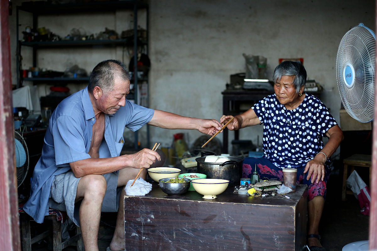 探访乡村独居老人短视频案例分析：场景、问答、互动总结