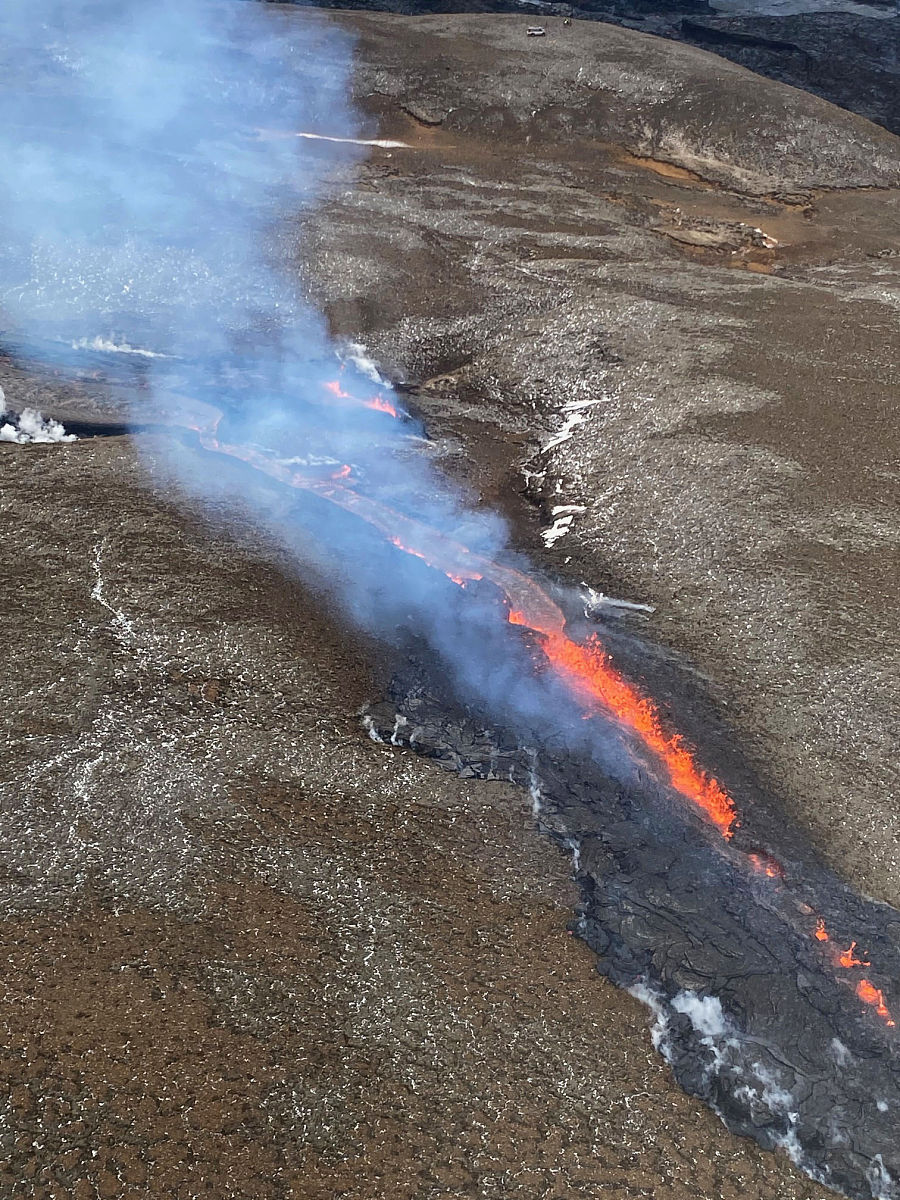 当地时间2021年4月5日,冰岛,格尔丁达鲁尔(geldingadalur)火山口东北