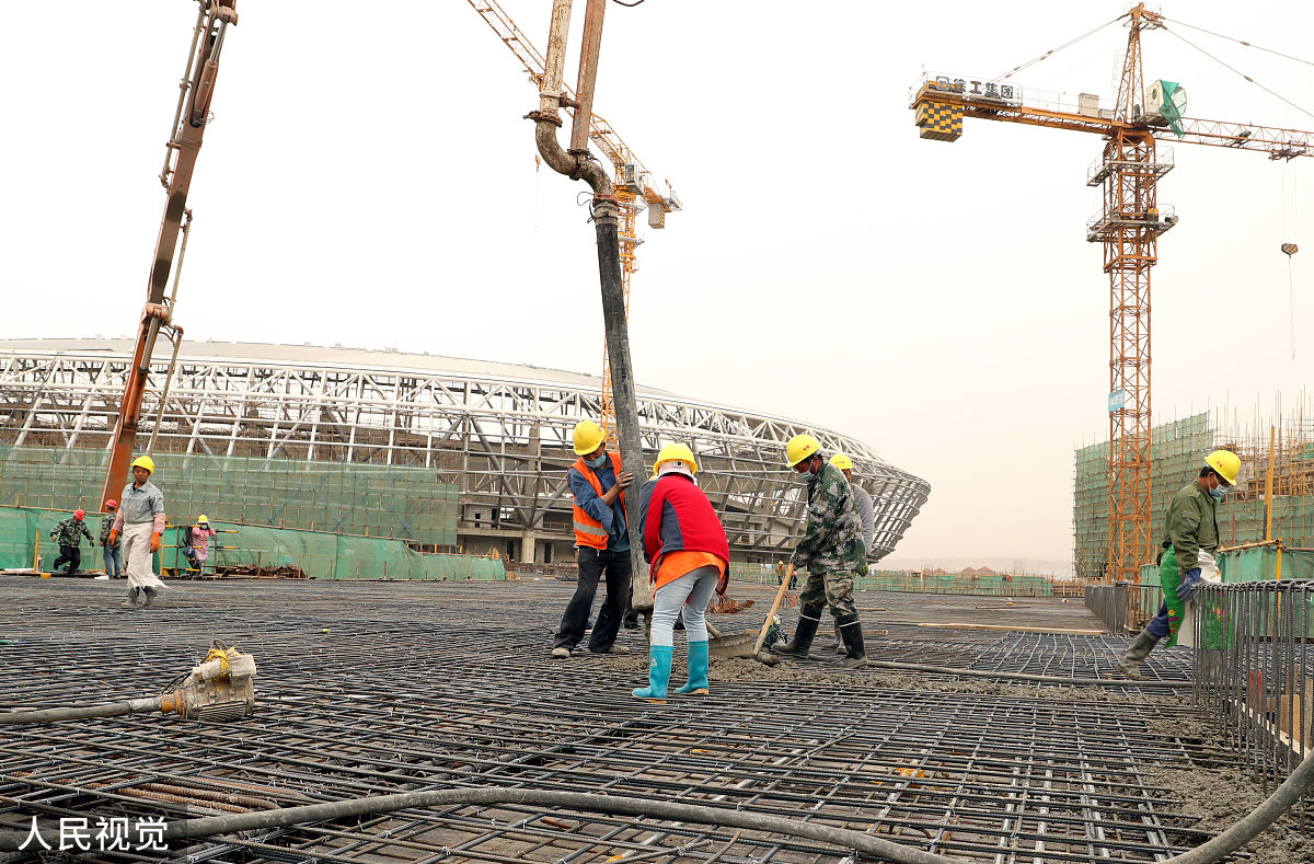 2020年4月14日,在新疆乌鲁木齐奥林匹克体育中心项目建设工地,工人正