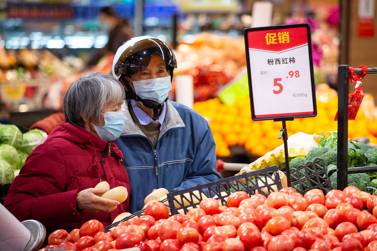 重述下面的话：为了更好地制定蔬菜商品的补货和定价决策除了提供的每日浮动的成本价、购买数量、购买价格和损毁率之外商超还需要1市场需求主要包括市场对各单品的需求⒉消费者反馈和评价数据3供应链数据包括季节性的单品、运送时间和运送费用等4损耗数据其中包括可能存在打折也未卖出的单品。除此之外其他的环境因素也可以加入考虑例如是否存在相邻的超市是否收到线上平台的冲击等。可通过数学模型进行量化。