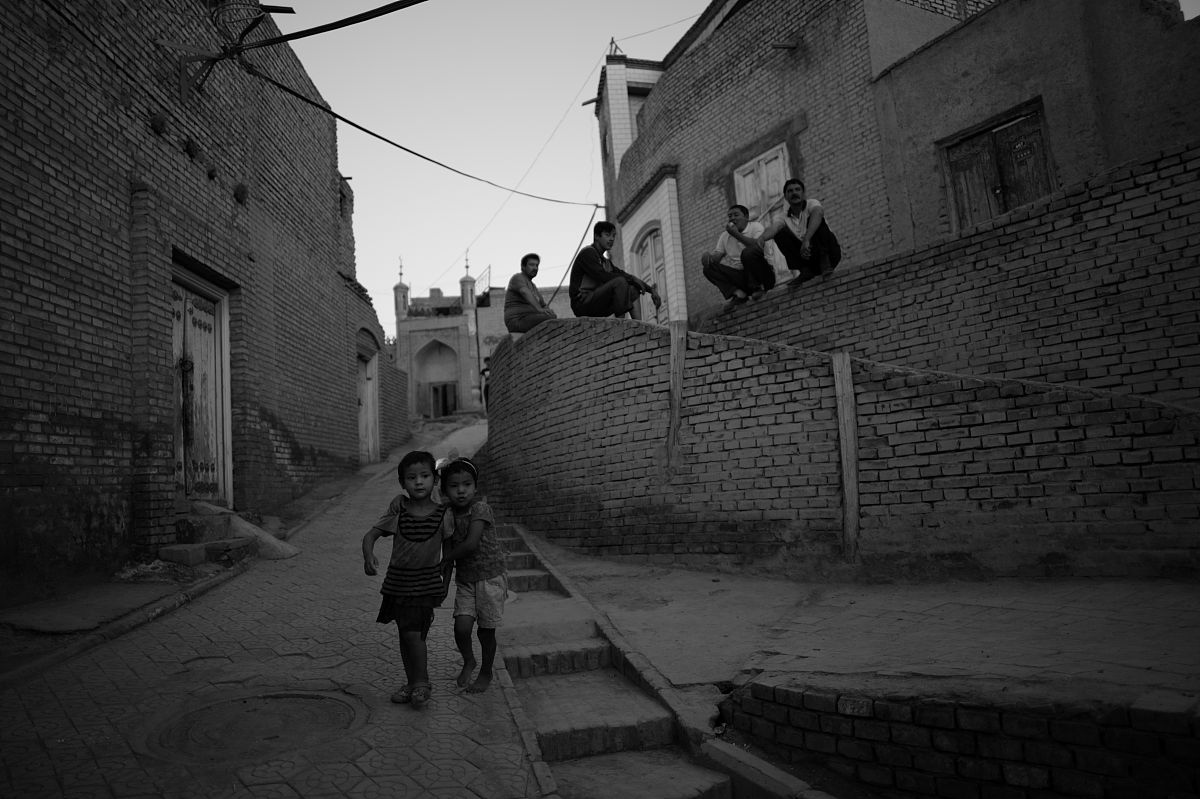 如果再过三四十年村里你认识的老辈陆续过世了周围的人你不认识了你还回去吗？500字