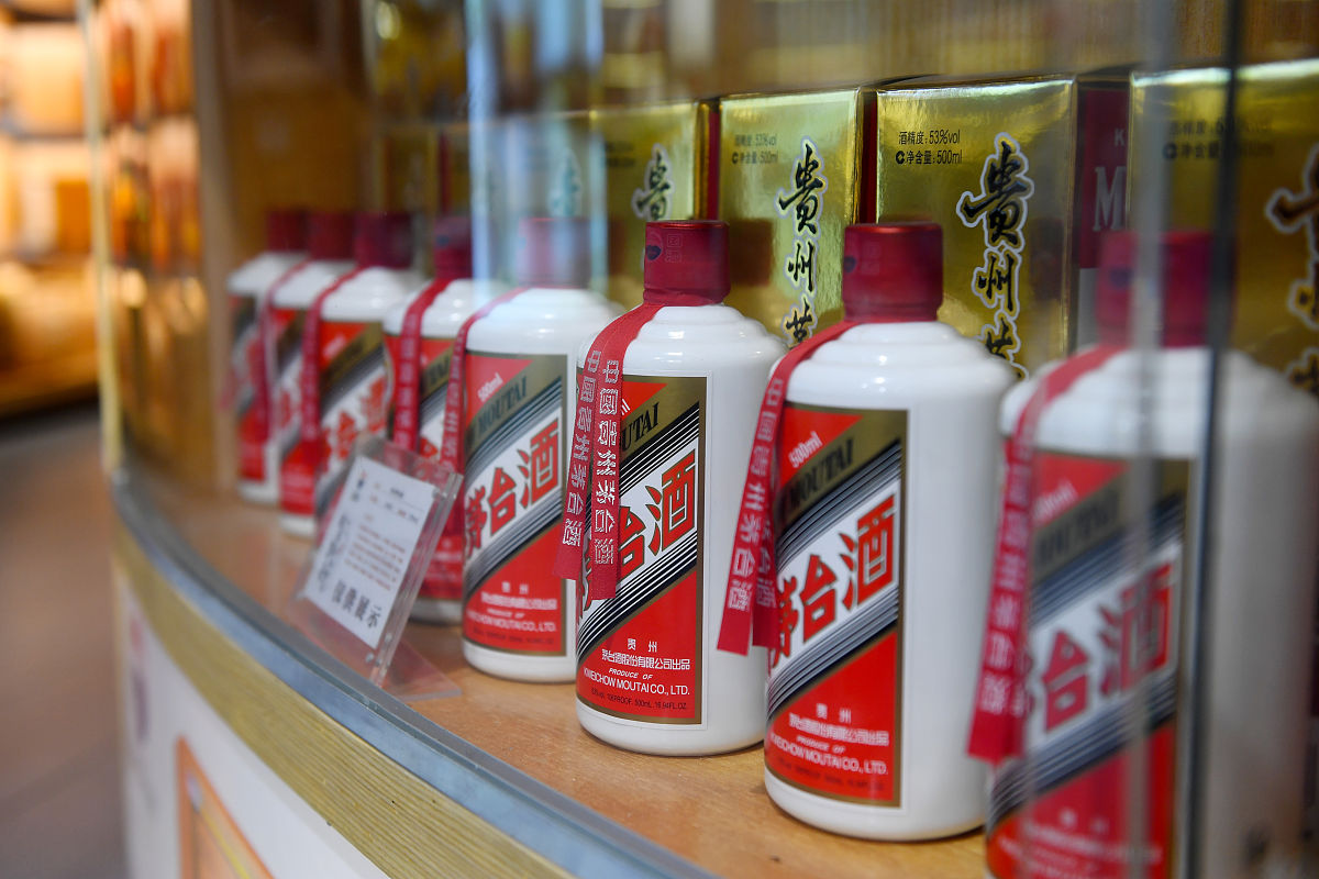 给我写两种白酒的拍摄脚本