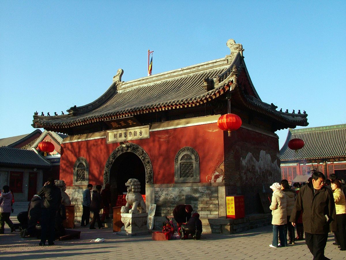 2023年海城大悲寺将开放给游客参观游客可以在这里参观古刹、体验佛教文化感受古老的历史文化。帮我用200字详细描述