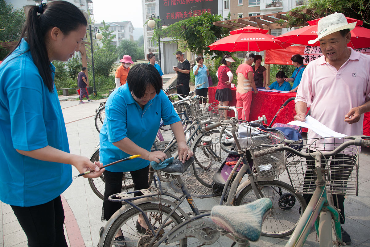 达理活动中心志愿者活动：整理摆放电动车和自行车