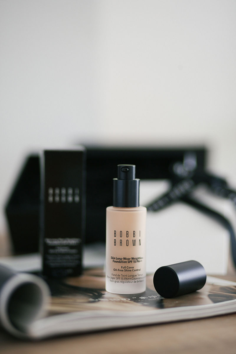 毛戈平粉底液：高遮盖力、持久度长，享受优质物流和售后服务