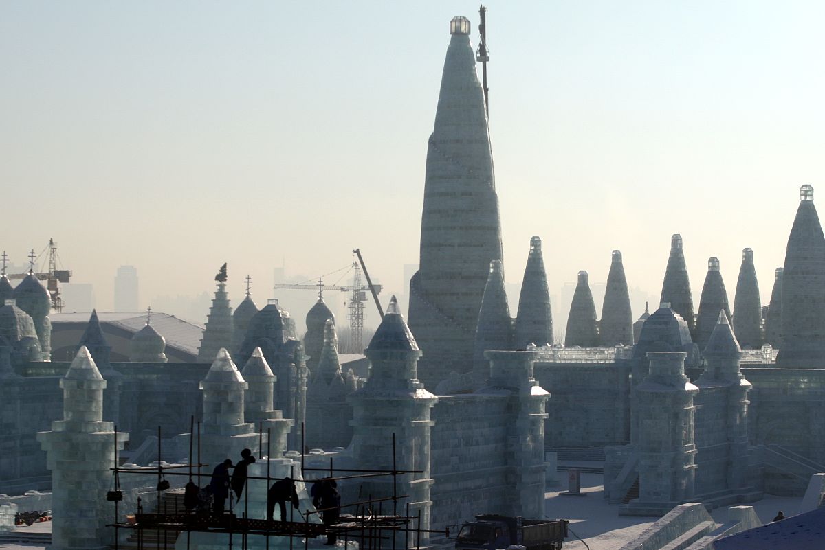 2017年12月28日,哈尔滨冰雪大世界,有的冰建筑像白玉堆砌的宫殿,另一