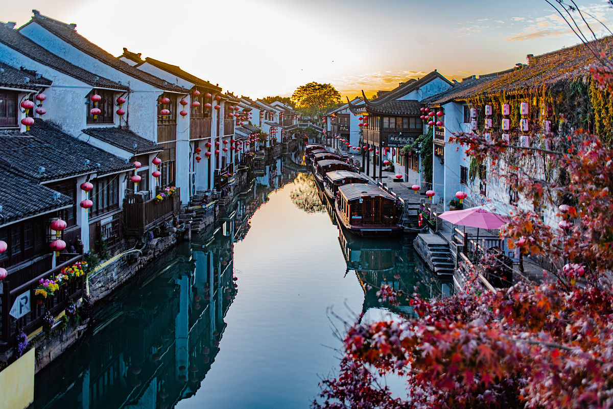 2021年11月28日,江苏省苏州市姑苏区清晨的山塘街江南水乡景色很迷人.