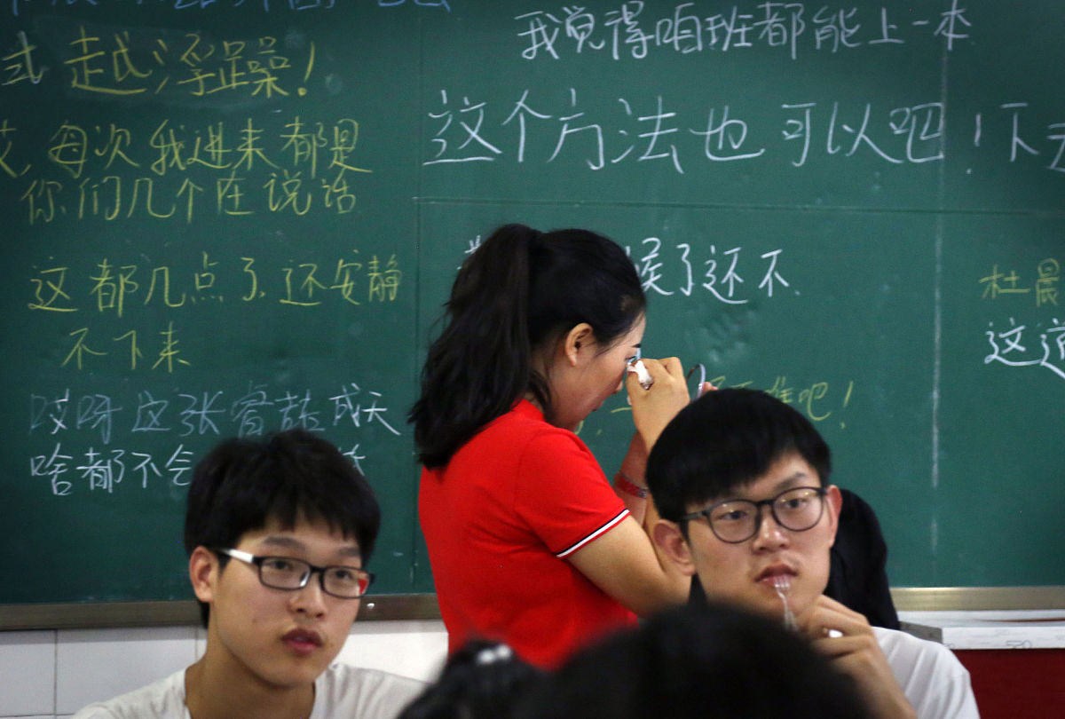 初二学生与女班主任的师生情谊：一段难忘的成长故事