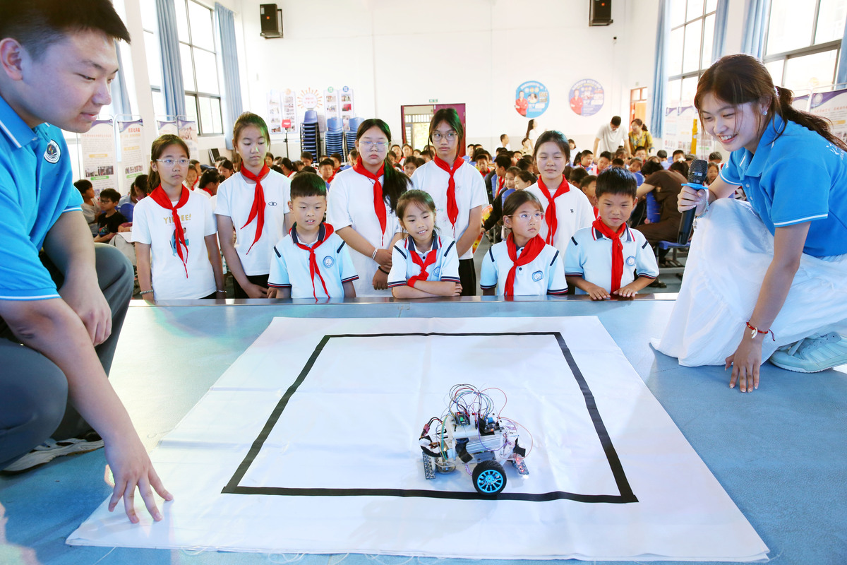 嵩县第五实验小学3D打印社团简介：培养科技创新人才，激发学习兴趣