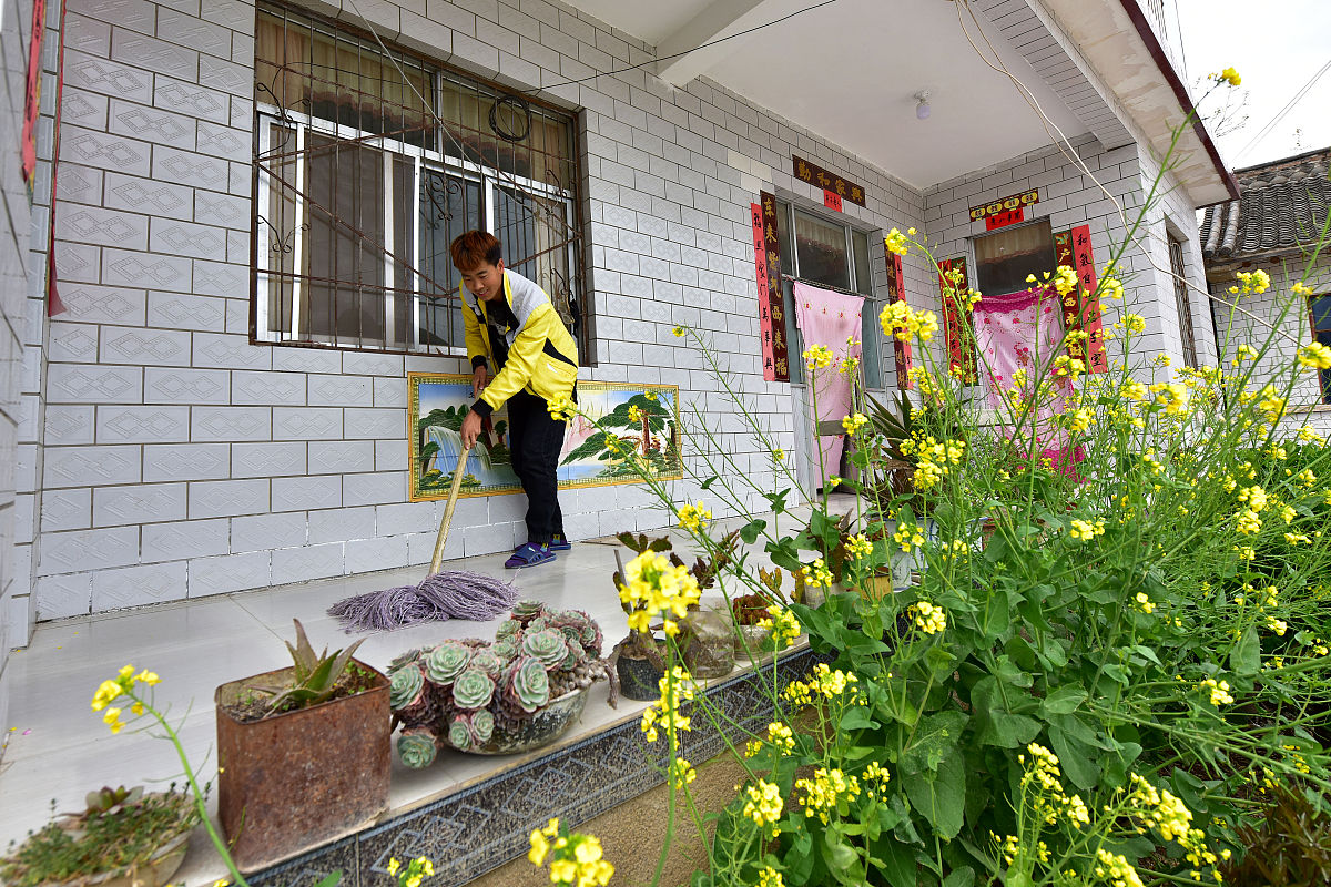 中秋国庆双节期间，我镇开展秋季村庄清洁行动，共建美丽庭院