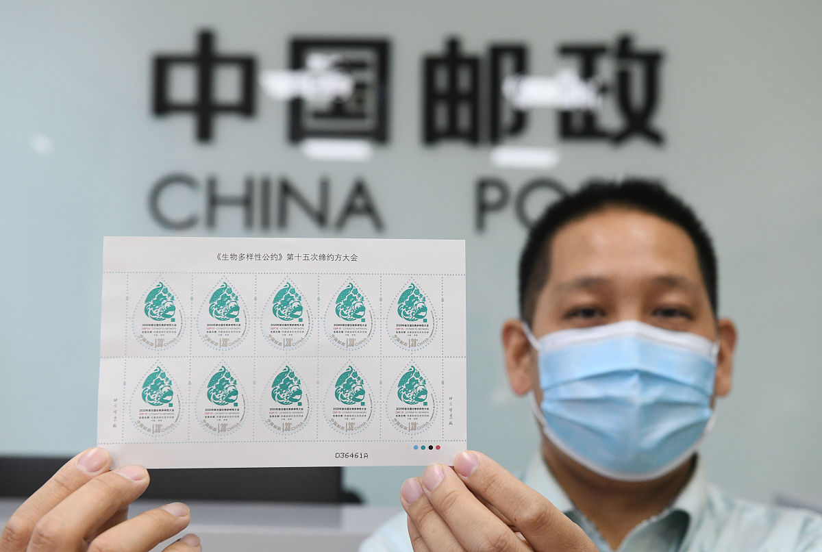 2021年10月11日,在中国邮政集团公司河北省新乐市分公司,工作人员展示