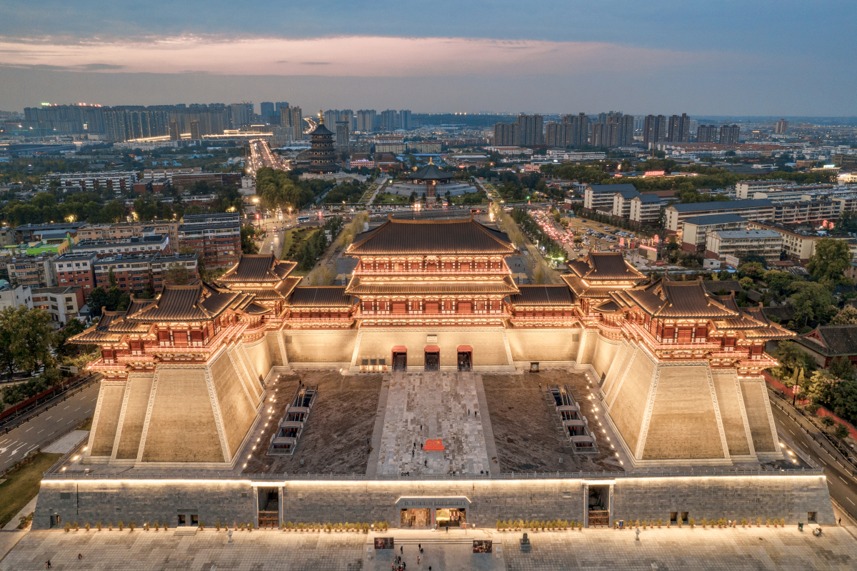 以描写洛阳的古诗写一段去洛阳旅游的朋友圈文案