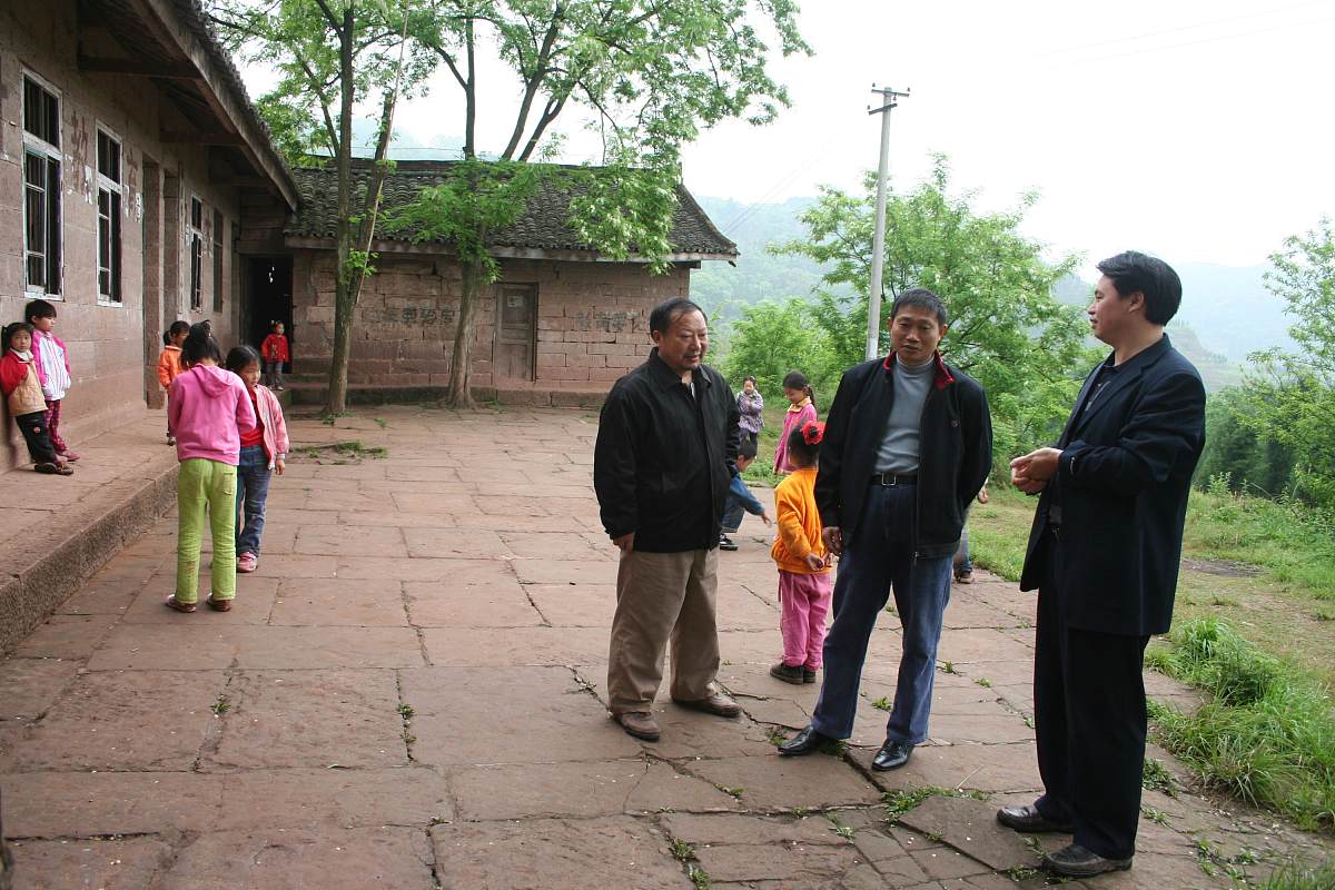 以关于富顺县骑龙镇铁牛村文化建设调查报告为标题帮我写一份4000字的调查报告的大纲并且规划每个纲要的字数行政管理学专业