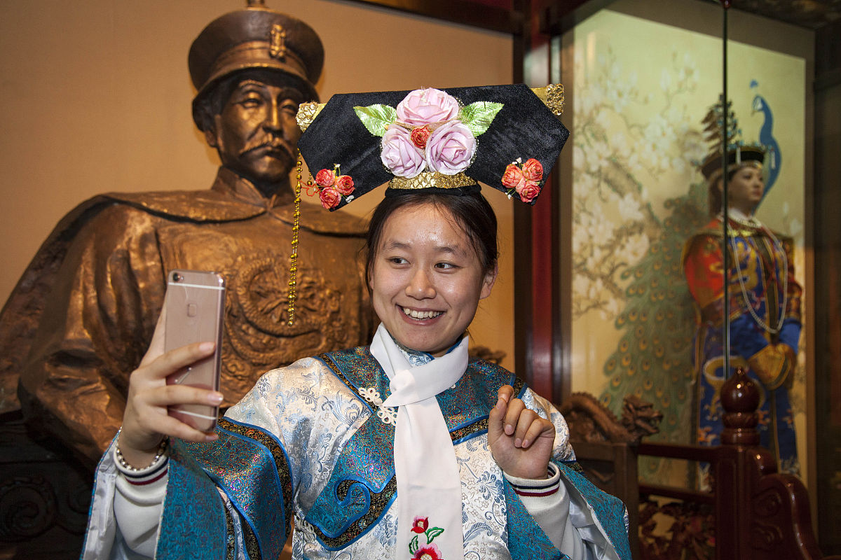  2016年11月12日,游客在吉林市满族博物馆与格格们喜过"颁金节".
