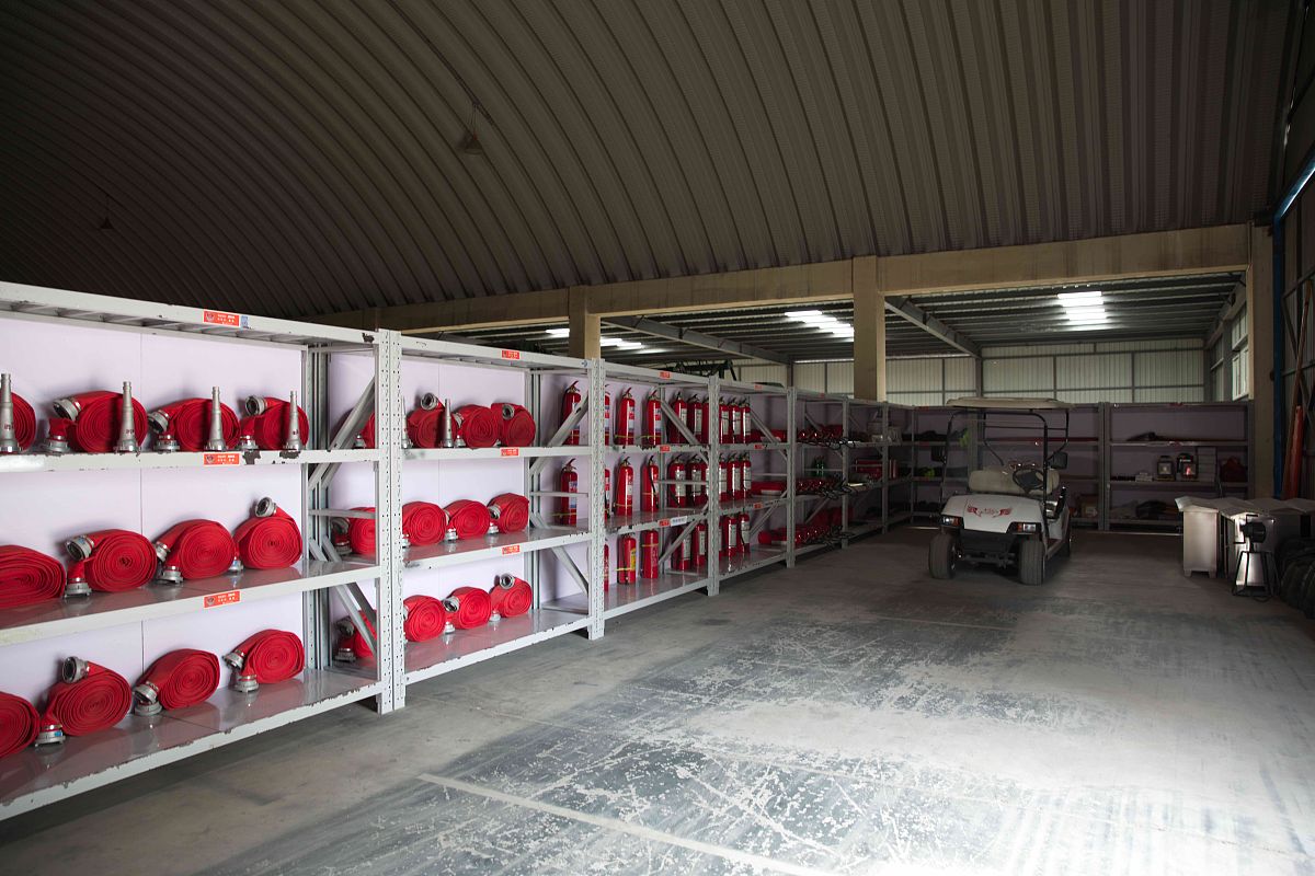 以下这段话每座占地面积大于1500㎡或总建筑面积大于3000㎡的其他单层或多层丙类物品仓库应设置自动灭火系统。帮我凝练成一句话在10字以内