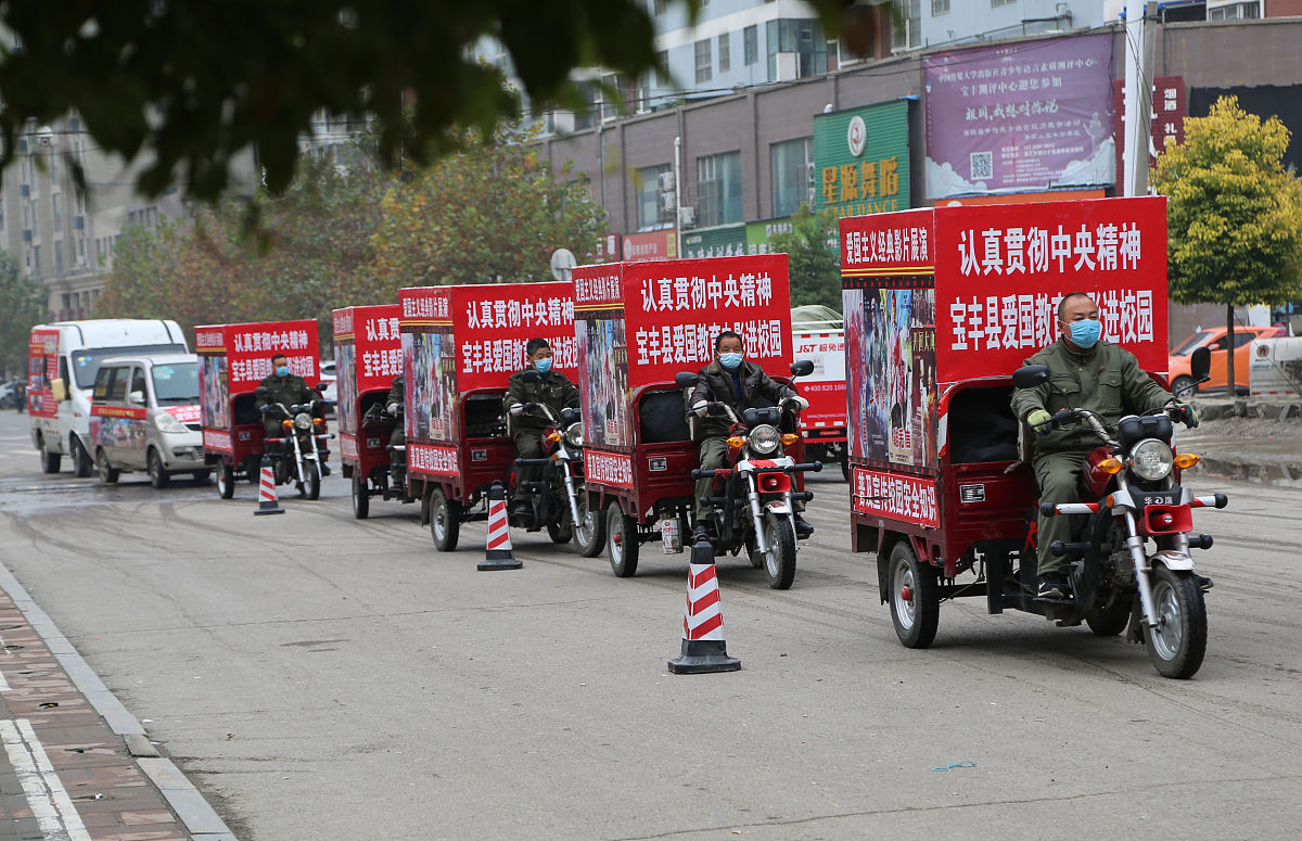 我神州 称中华 山川美 可入画。黄河奔长江涌长城长珠峰耸。 续写