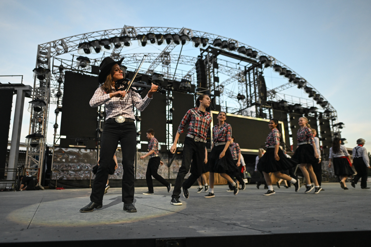 反对取消摇滚乐队演出：维护艺术自由与公众安全