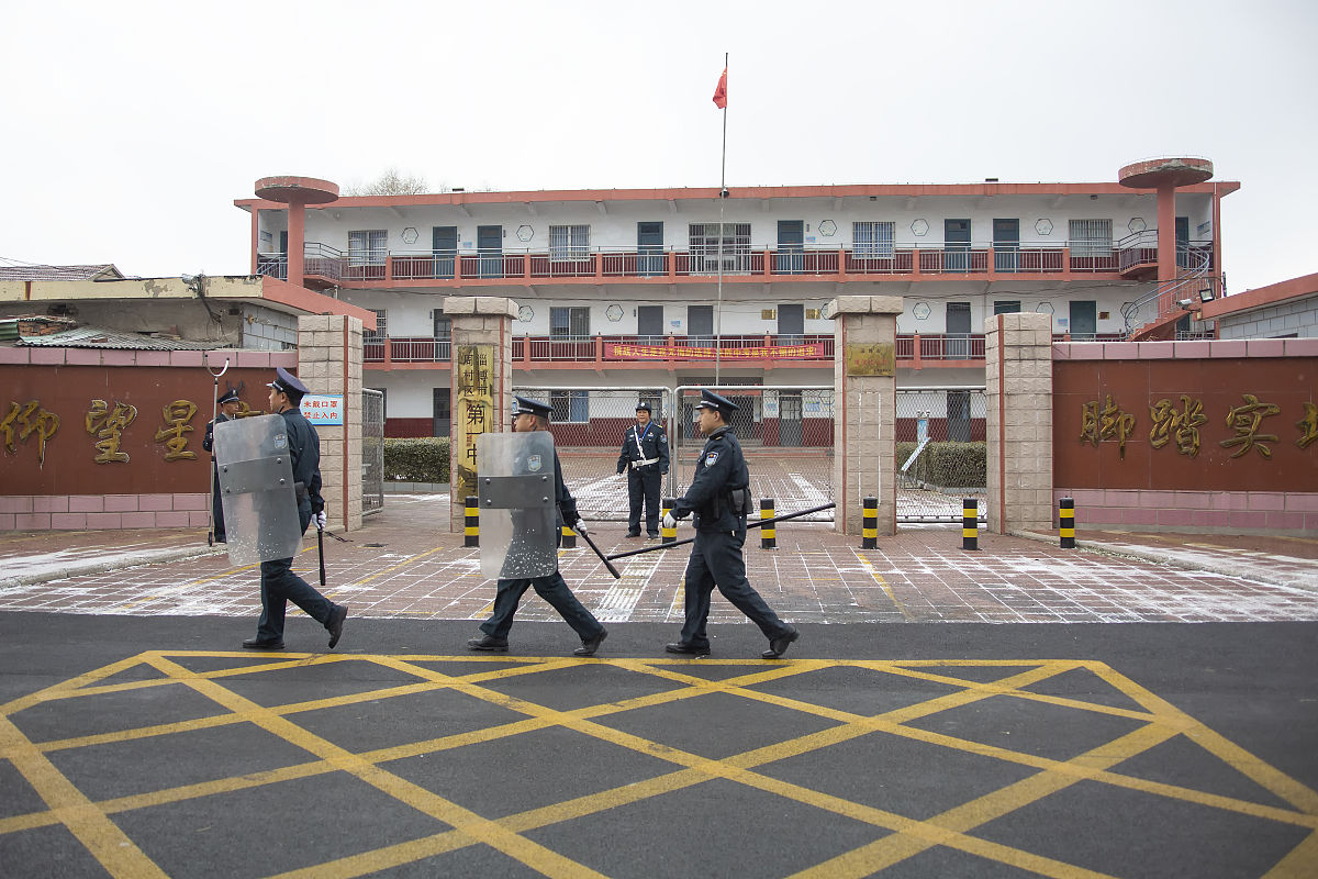 2020年12月13日,山东淄博,校园保安们虽然其貌不扬,但是都练就了一双