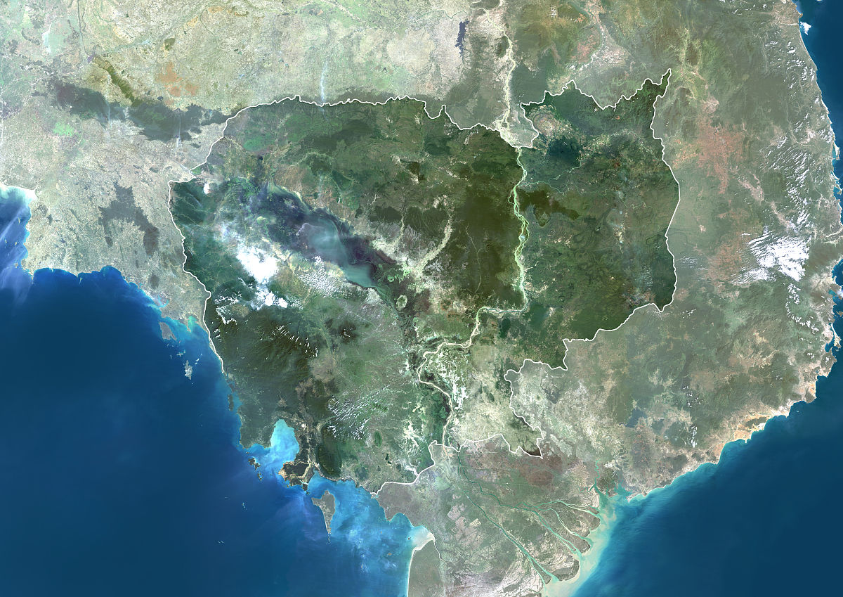 把下面的话总结成一段完整的话：1 地理位置优越：文昌发射基地地处海南岛东北部地理位置优越可以利用南海海域进行海上发射同时在赤道附近可以利用地球自转速度较快的优势提高卫星进入轨道的效率。2 天气条件良好：文昌发射基地所在地区气候宜人年平均气温约为24℃全年晴朗天数多降雨量少天气条件良好有利于卫星发射。3 社会环境稳定：海南省是中国国家重点发展的经济特区之一社会环境稳定政治、经济、文化等方面的条件优越