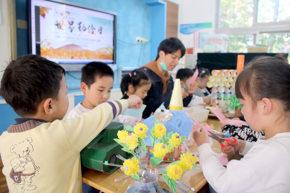 大主题是。幼儿园手工活动中存在问题及对策需要写的小标题是 教师应进行自我反思内容方向： 改进及丰富指导方法 教师应反思 里的内容和 改进及丰富指导方法