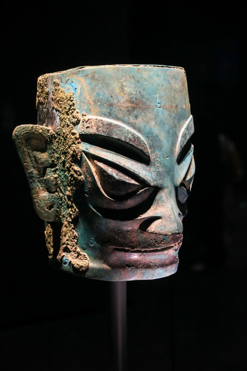 1古蜀人的眼睛崇拜可以追溯到对哪位开国祖先的崇拜？ A 鳖灵 B 蚕丛 C 鱼凫 D 杜宇2三星堆的发现证明了距今将近 年前远离中原的蜀地已经产生了一种比较成熟的文明并且已经进入了青铜时代。 A 4000 B 3500 C 3000 D 50003金沙遗址位于成都市哪个区市县。 A 新津县 B 双流区 C 青羊区 D 温江区4按时间先后顺序古蜀文明发展演进的脉络排列正确的是 。 A 宝墩文化—三星