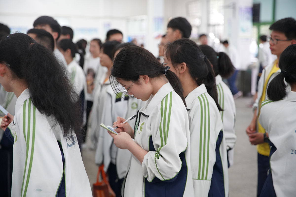 广西初中毕业能读卫校吗用发散